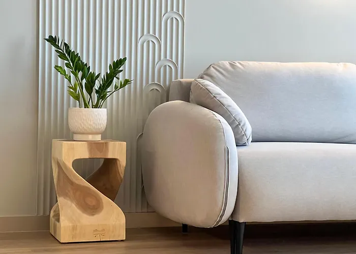 Cozy Designer Apartments, Self Check-in & Free Parking *