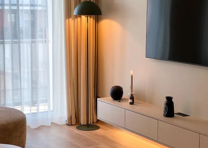 Cozy Designer Apartments, Self Check-in & Free Parking *